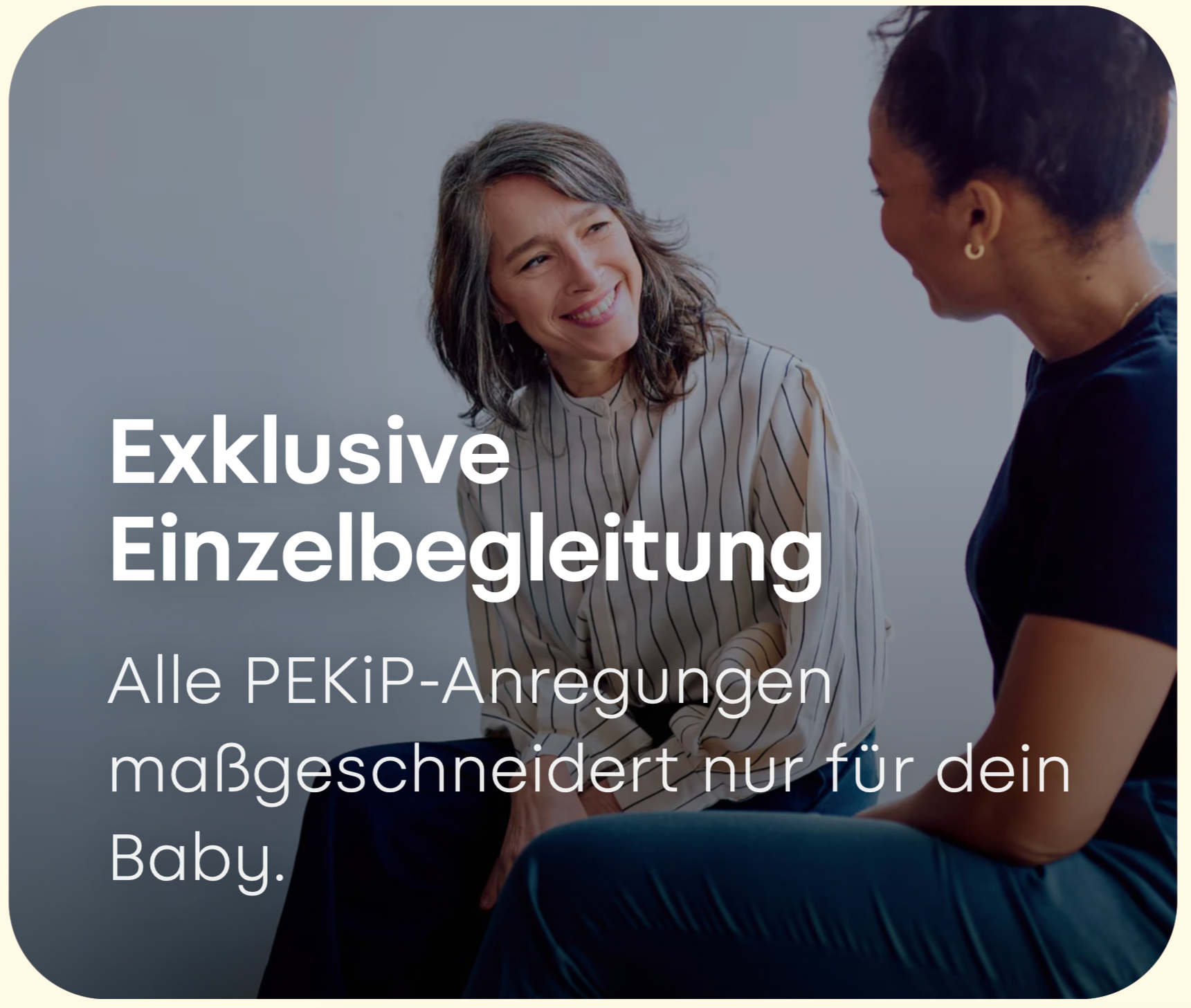 Mutter mit PEKiP-Gruppenleitung im Gespräch