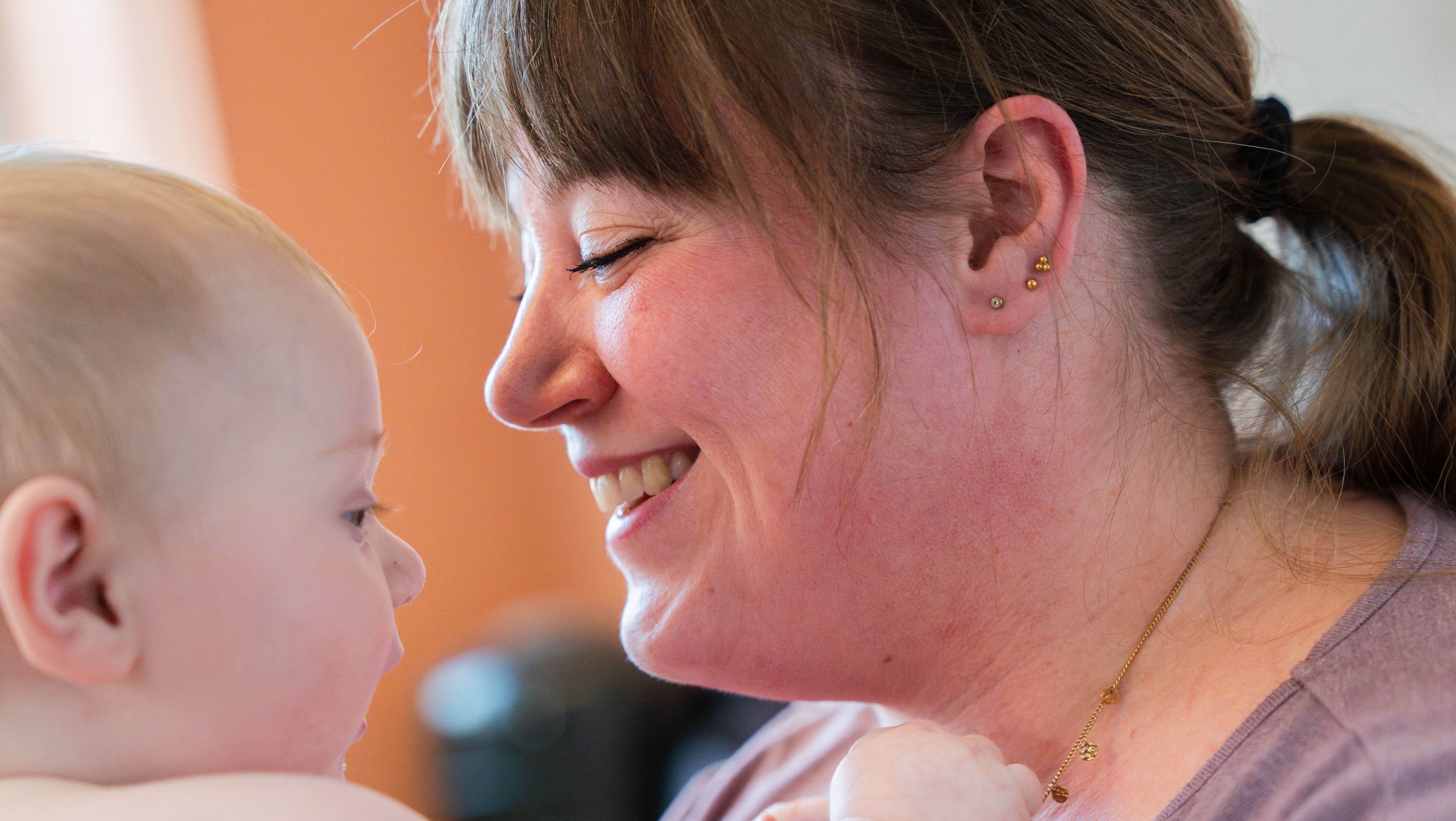 Mutter mit Baby im PEKiP